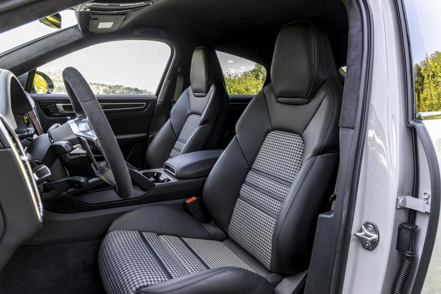 Интерьер Porsche Cayenne GTS Coupe 2020 года  (WW) (фото 30 из 43)